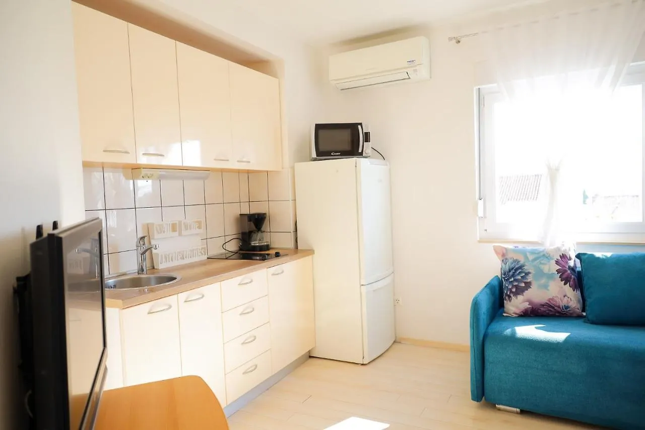 The Florens Residence Near The Beach With The Pool, Bbq And Kids Playground, Zadar Diklo 0*,
