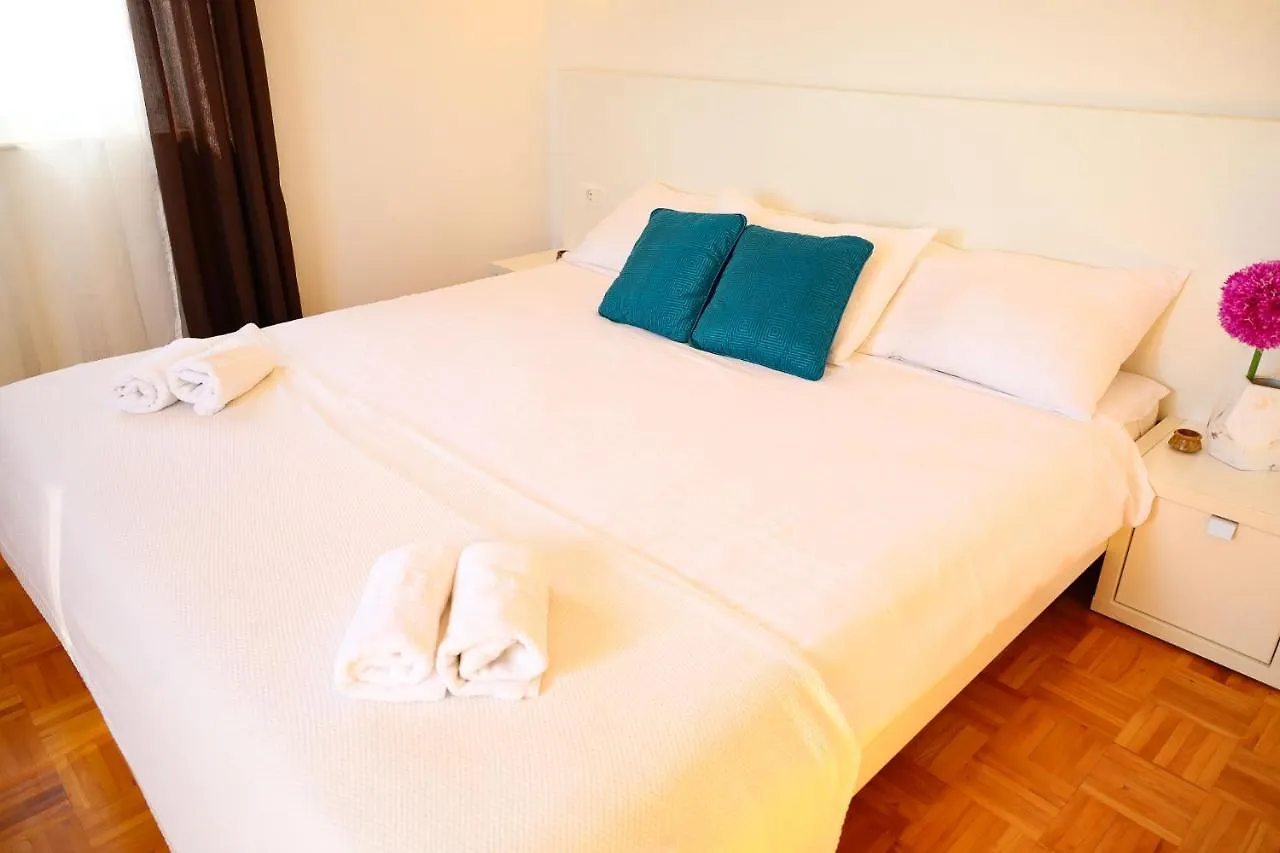 The Florens Residence Near The Beach With The Pool, Bbq And Kids Playground, Zadar Diklo
