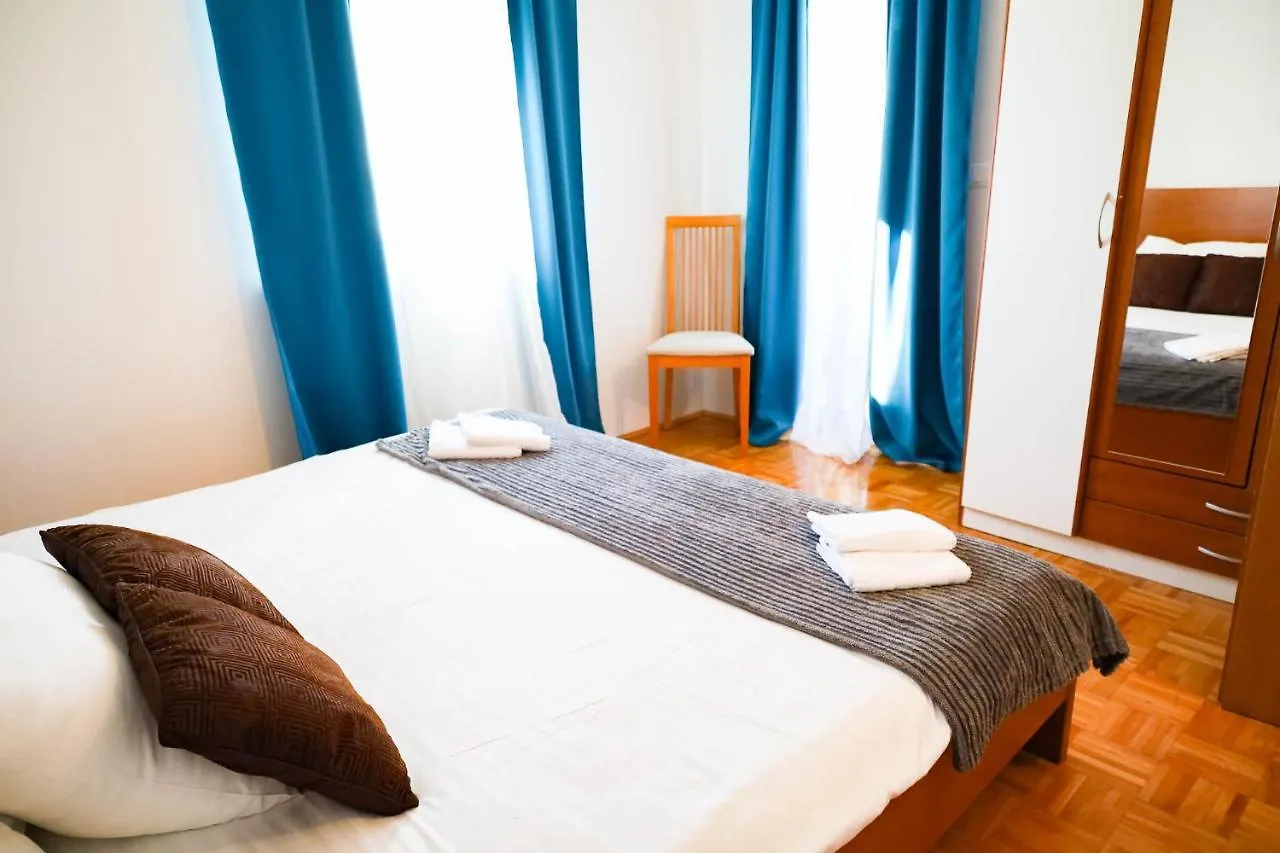 The Florens Residence Near The Beach With The Pool, Bbq And Kids Playground, Zadar Diklo