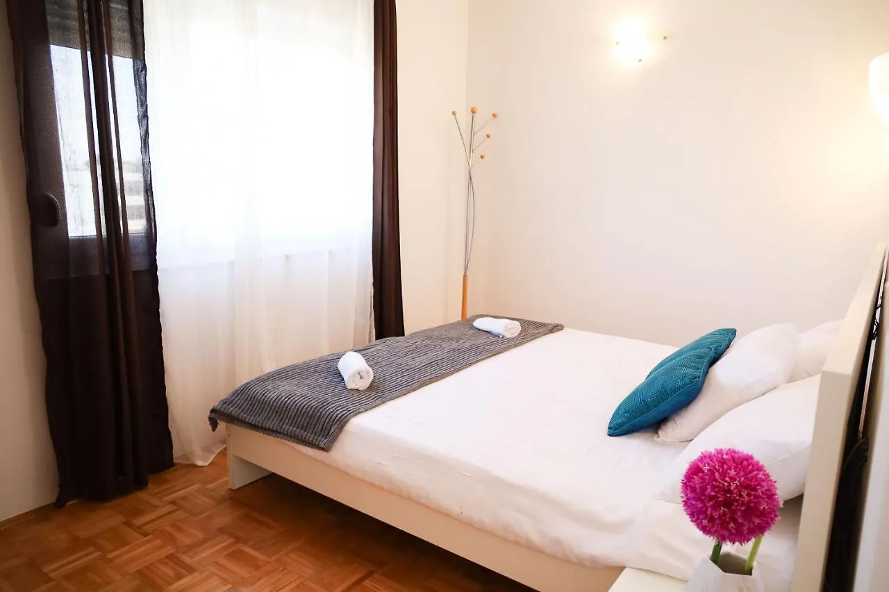 The Florens Residence Near The Beach With The Pool, Bbq And Kids Playground, Zadar Diklo 0*,