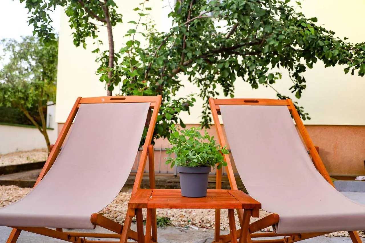 Zadar, The Florens Residence - Apartments Near The Beach With The New Pool & Garden, Bbq And Kids Playground Kroatië