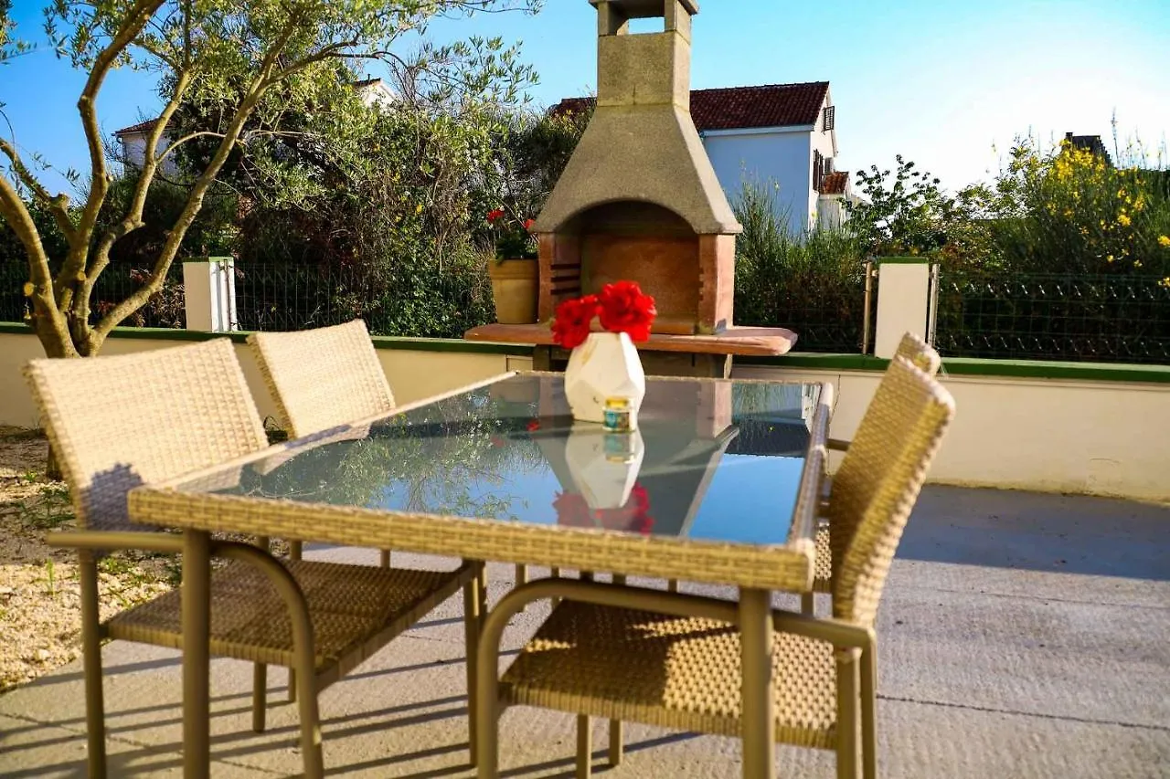 The Florens Residence Near The Beach With The Pool, Bbq And Kids Playground, Zadar Diklo