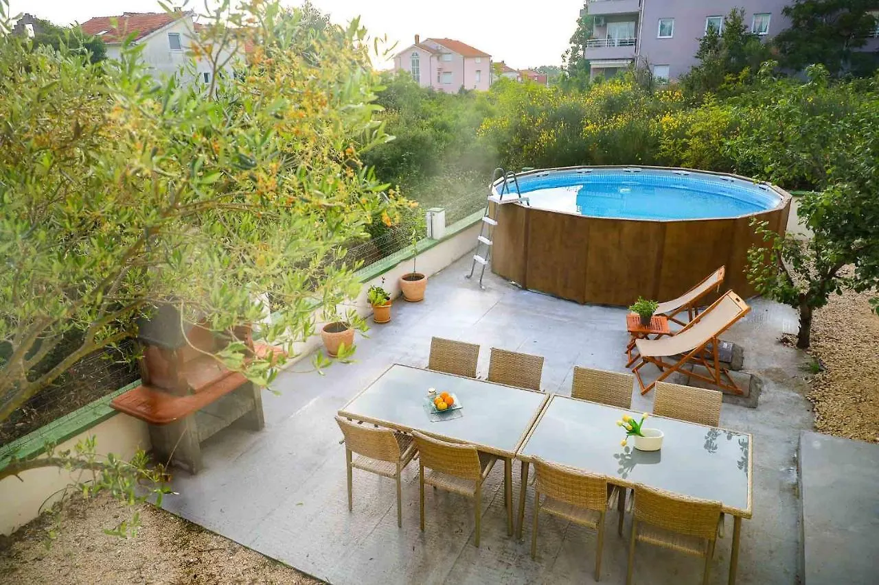 The Florens Residence Near The Beach With The Pool, Bbq And Kids Playground, Zadar Diklo