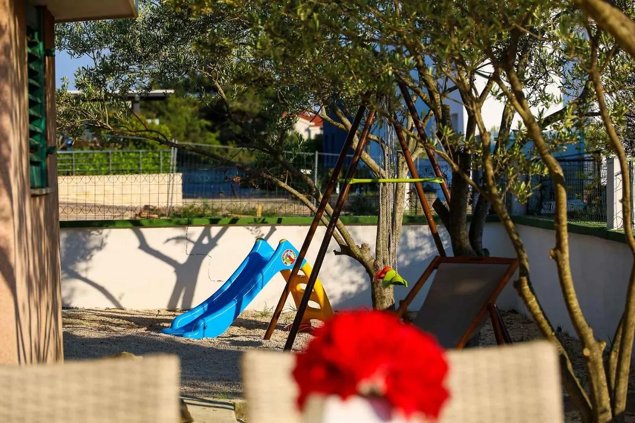 The Florens Residence Near The Beach With The Pool, Bbq And Kids Playground, Zadar Diklo Apartament