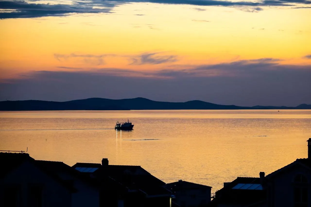 The Florens Residence Near The Beach With The Pool, Bbq And Kids Playground, Zadar Diklo