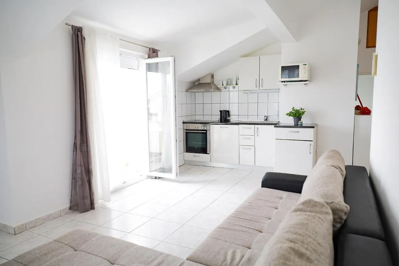 The Florens Residence Near The Beach With The Pool, Bbq And Kids Playground, Zadar Diklo