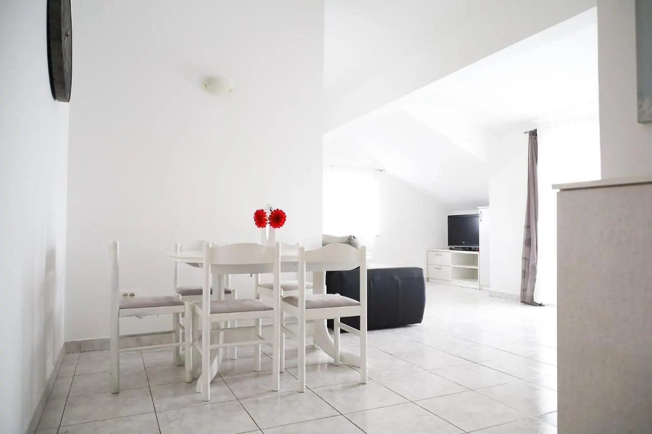 The Florens Residence Near The Beach With The Pool, Bbq And Kids Playground, Zadar Diklo Apartment
