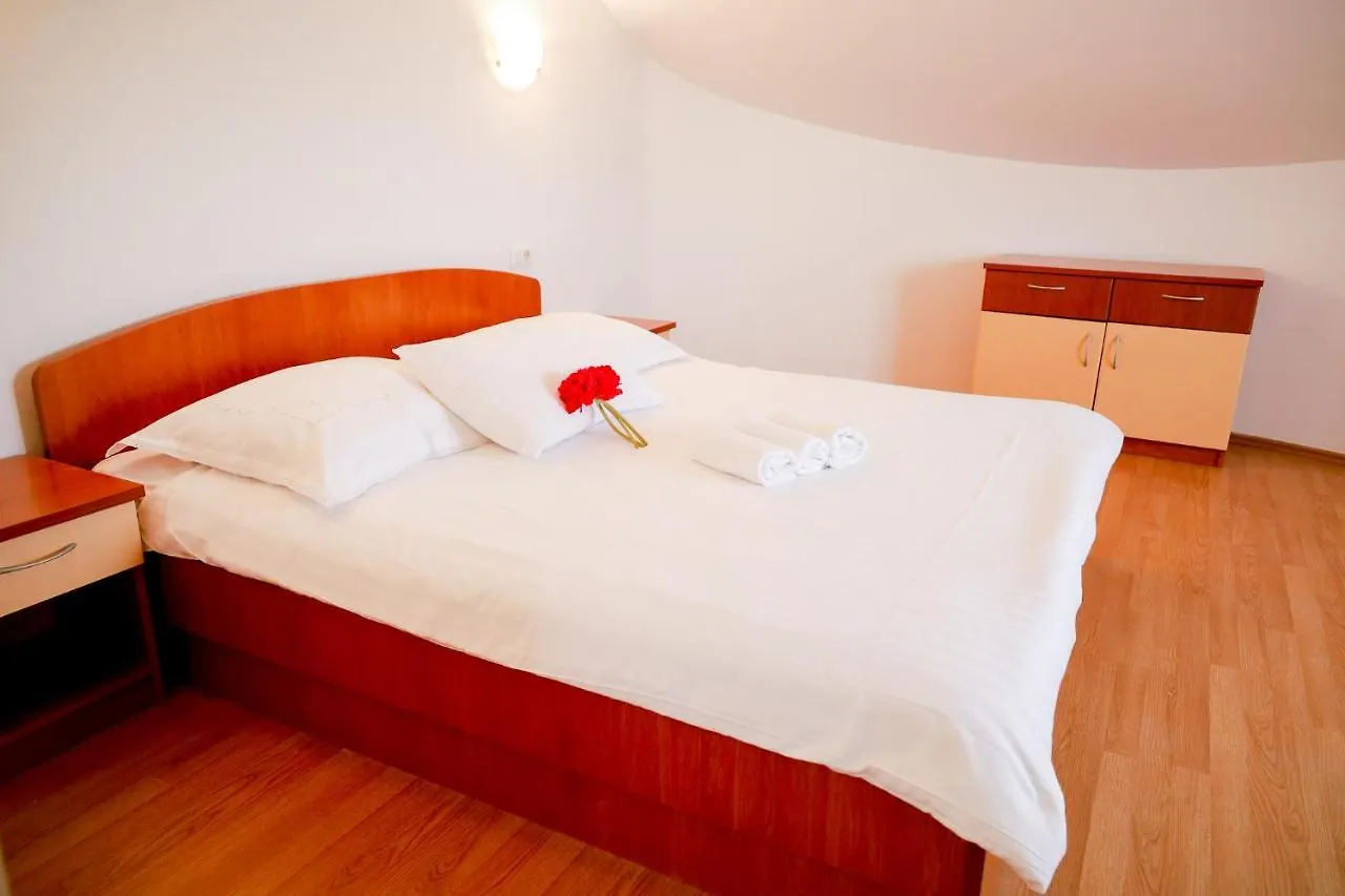 The Florens Residence Near The Beach With The Pool, Bbq And Kids Playground, Zadar Diklo