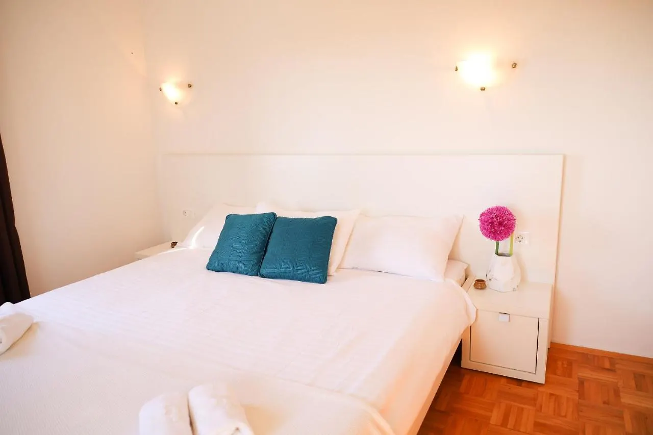 The Florens Residence Near The Beach With The Pool, Bbq And Kids Playground, Zadar Diklo Apartment