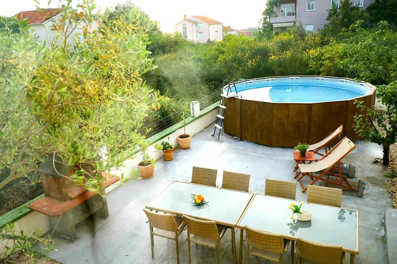 The Florens Residence Near The Beach With The Pool, Bbq And Kids Playground, Zadar Diklo