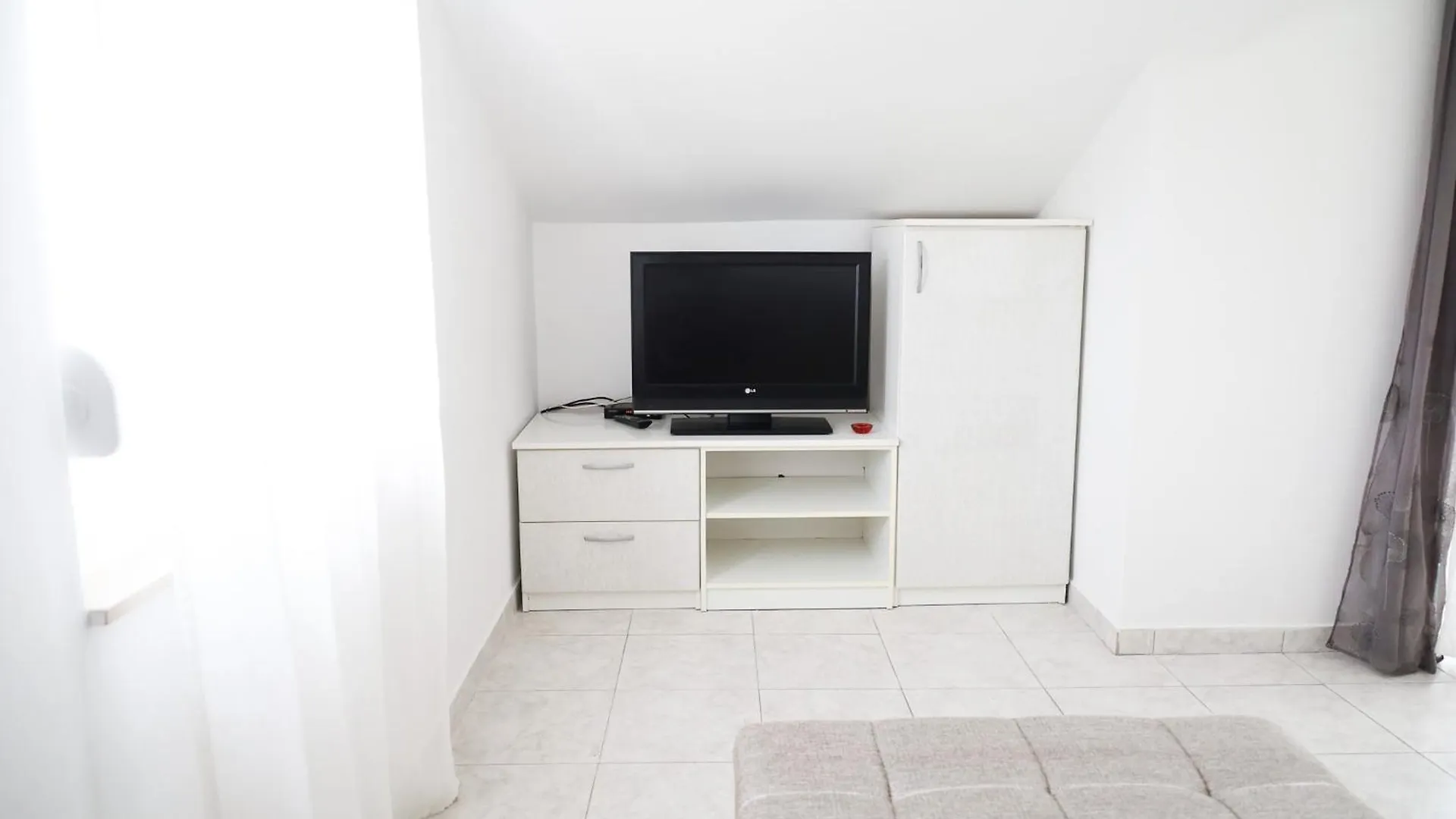 The Florens Residence Near The Beach With The Pool, Bbq And Kids Playground, Zadar Diklo